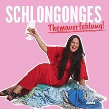 Frau in rotem Outfit sitzt lachend auf einem Haufen Kleidung. Sie hält ein Glas in der Hand. Hintergrund ist rosa. Text: "Schlongonges - Themaverfehlung"., © links im Bild Frau in rotem Outfit sitzt lachend auf einem Haufen Kleidung. Sie hält ein Glas in der Hand. Hintergrund ist rosa. Text: "Schlongonges - Themaverfehlung"., © links im Bild