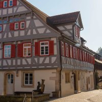 Half-timbered houses in Waldenbuch with red shutters, sunny day, narrow alley, historic architecture., © Stuttgart-Marketing GmbH, Achim Mende