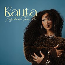 Frau mit lockigem Haar in braunem Fellmantel vor blauem Hintergrund. Text: Kauta - Tagebuch Tour 2026., © links im Bild