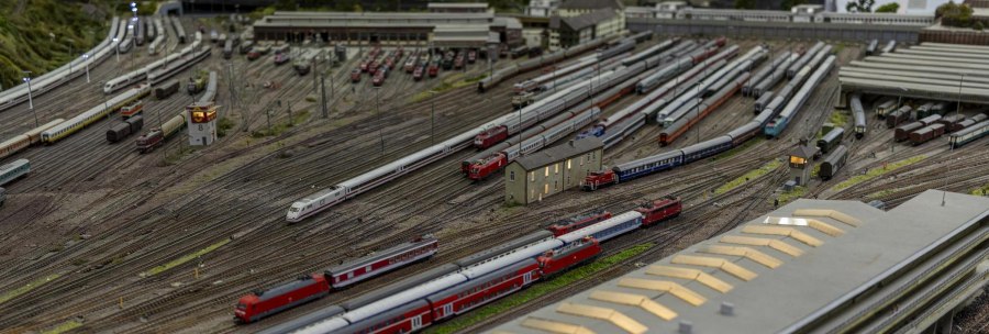 Miniatur-Eisenbahnanlage mit zahlreichen Z&uuml;gen und Gleisen in einer Modelllandschaft, die Stuttgart darstellt., &copy; Stuttgart-Marketing GmbH, Sarah Schmid