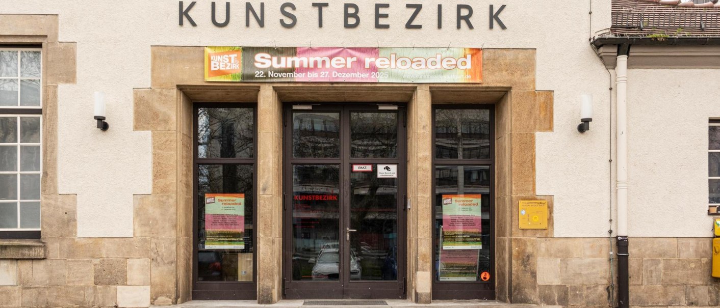 Entrance to the art district with a banner for the exhibition 'Summer reloaded'. The fa&ccedil;ade is made of stone with large windows., &copy; Stuttgart-Marketing GmbH, Sarah Schmid