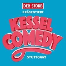 Logo der Kessel Comedy Show mit rotem Schriftzug auf blauem Hintergrund. Oben steht 'Der Storb präsentiert', unten 'Stuttgart'., © links im Bild