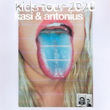 Nahaufnahme eines Gesichts mit blau gef&auml;rbter Zunge, Text: 'kids tour 2026 kasi & antonius'., &copy; links im Bild