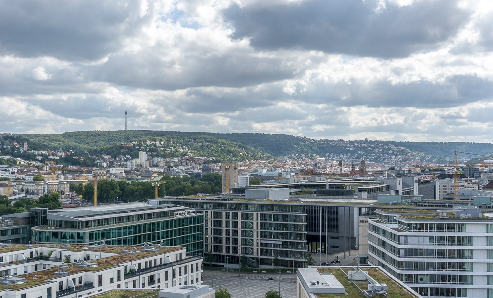 Panoramablick von der Dachterrasse der Stadtbibliothek Stuttgart auf die Stadt mit dem Fernsehturm im Hintergrund und bewölktem Himmel., © Jessica Niedergesäß