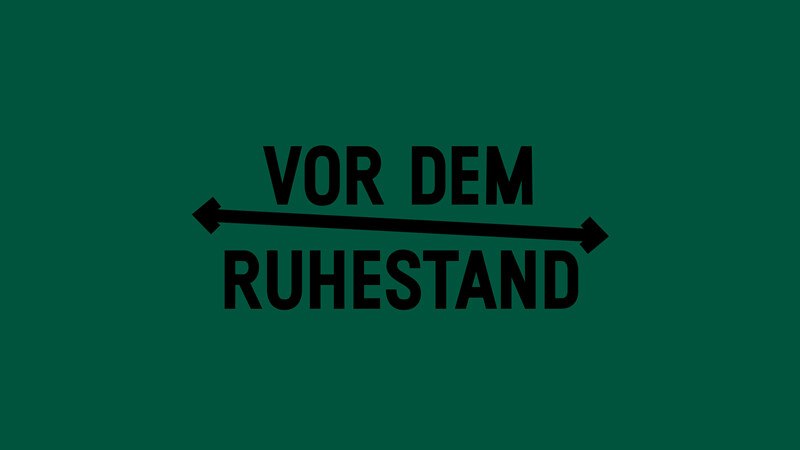 Schwarzer Text 'Vor dem Ruhestand' auf grünem Hintergrund, mit Pfeilen an beiden Enden des Textes., © Württembergische Staatstheater Stuttgart