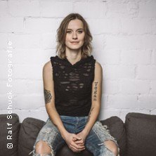 Yasi Hofer, © links im Bild