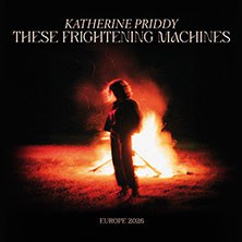 Eine Person steht in der Dunkelheit vor einem großen Feuer. Der Hintergrund ist schwarz, der Titel 'These Frightening Machines' ist oben zu sehen., © links im Bild Eine Person steht in der Dunkelheit vor einem großen Feuer. Der Hintergrund ist schwarz, der Titel 'These Frightening Machines' ist oben zu sehen., © links im Bild