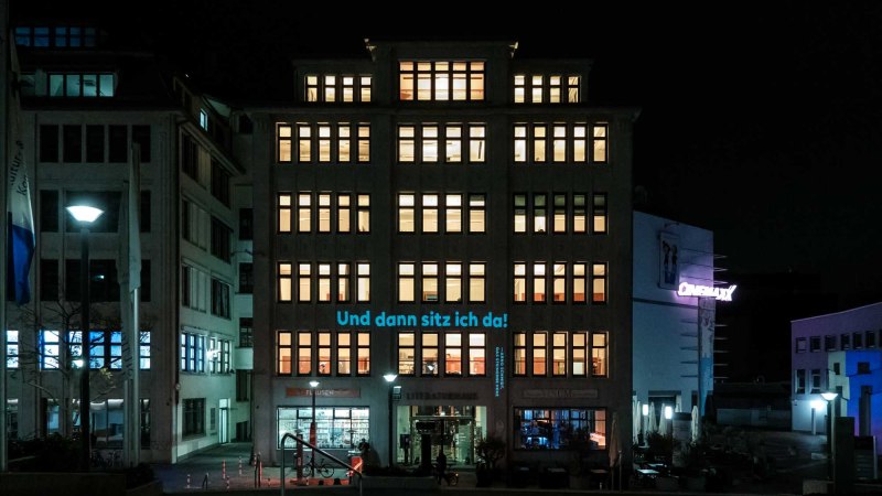 Das Literaturhaus bei Nacht, beleuchtet mit vielen Fenstern. Auf der Fassade steht 'Und dann sitz ich da!'. Rechts ist ein Kino zu sehen., © Literaturhaus Das Literaturhaus bei Nacht, beleuchtet mit vielen Fenstern. Auf der Fassade steht 'Und dann sitz ich da!'. Rechts ist ein Kino zu sehen., © Literaturhaus