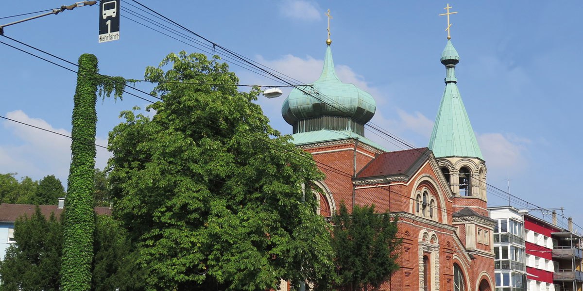 Eine russische Kirche mit markantem Zwiebelturm und grüner Kuppel, umgeben von Bäumen und Stromleitungen, bei klarem Himmel., © Stuttgart-Marketing GmbH Eine russische Kirche mit markantem Zwiebelturm und grüner Kuppel, umgeben von Bäumen und Stromleitungen, bei klarem Himmel., © Stuttgart-Marketing GmbH