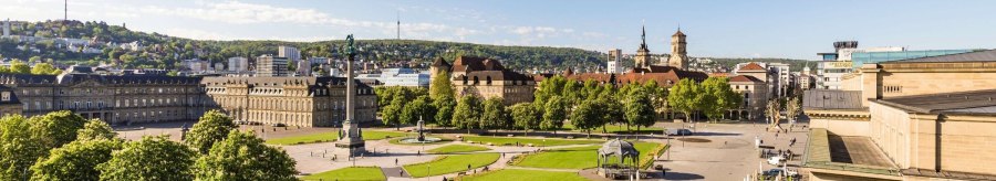 Panoramablick auf den Schlossplatz in Stuttgart mit Grünflächen, historischen Gebäuden und einem klaren blauen Himmel., © Stuttgart-Marketing GmbH Werner Dieterich