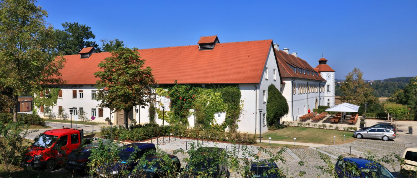 Schloss Filseck mit rotem Dach, umgeben von Bäumen. Autos parken davor. Blauer Himmel im Hintergrund., © Stuttgart-Marketing GmbH, Achim Mende Schloss Filseck mit rotem Dach, umgeben von Bäumen. Autos parken davor. Blauer Himmel im Hintergrund., © Stuttgart-Marketing GmbH, Achim Mende