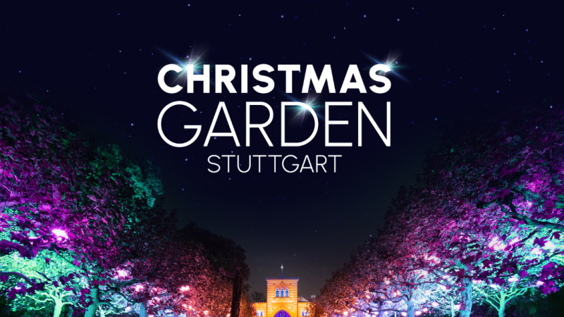 Bunter Lichterpfad im Christmas Garden Stuttgart 2025, mit beleuchteten Bäumen und einem reflektierenden Wasserweg in der Wilhelma., © Christmas Garden Deutschland GmbH