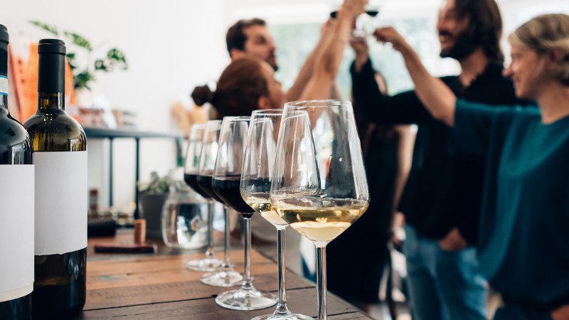 People inside Bar, © AdobeStock carloprearo
