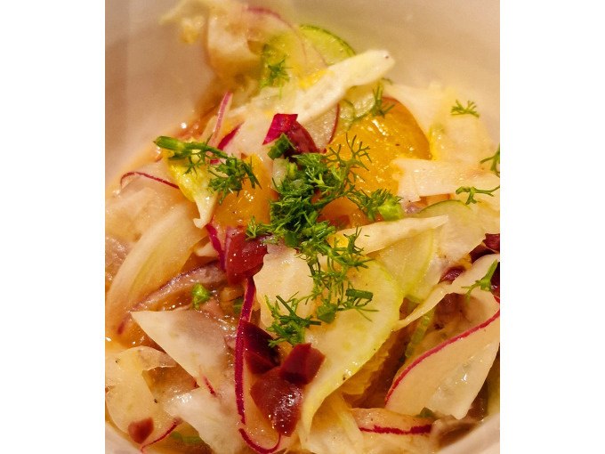 A fresh salad with fennel, oranges and herbs, artfully arranged in a bowl., © Kultweine-Kochwelten-Kunstücke - Kochschule Sonja Lenz A fresh salad with fennel, oranges and herbs, artfully arranged in a bowl., © Kultweine-Kochwelten-Kunstücke - Kochschule Sonja Lenz