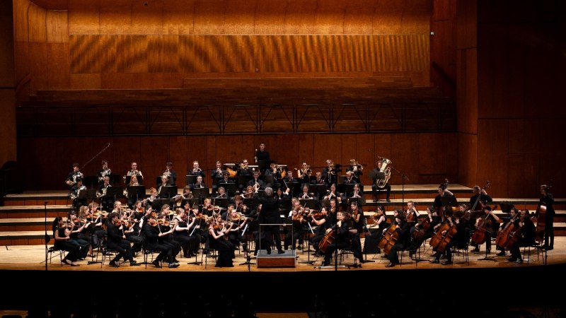 Mit voller Klangkraft auf der Bühne: Die Junge Waldorf Philharmonie während ihres Konzerts in der Liederhalle Stuttgart. Der gesamte Saal wird erfüllt vom energiegeladenen, präzisen Spiel dieses beeindruckenden Jugendensembles., © Junge Waldorf Philharmonie