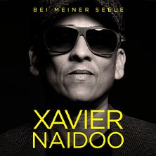 Schwarz-wei&szlig;es Albumcover mit Xavier Naidoo in Sonnenbrille und M&uuml;tze. Oben steht 'Bei meiner Seele', unten 'Xavier Naidoo' in gelber Schrift., &copy; links im Bild