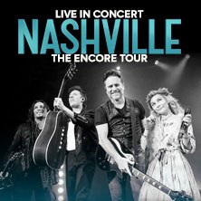 Vier Musiker auf der Bühne mit Gitarren, lächelnd und in Konzertkleidung. Oben steht 'LIVE IN CONCERT NASHVILLE THE ENCORE TOUR'., © links im Bild Vier Musiker auf der Bühne mit Gitarren, lächelnd und in Konzertkleidung. Oben steht 'LIVE IN CONCERT NASHVILLE THE ENCORE TOUR'., © links im Bild