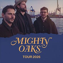 Drei M&auml;nner stehen vor einem Hafen, im Vordergrund der Schriftzug 'Mighty Oaks Tour 2026'., &copy; links im Bild