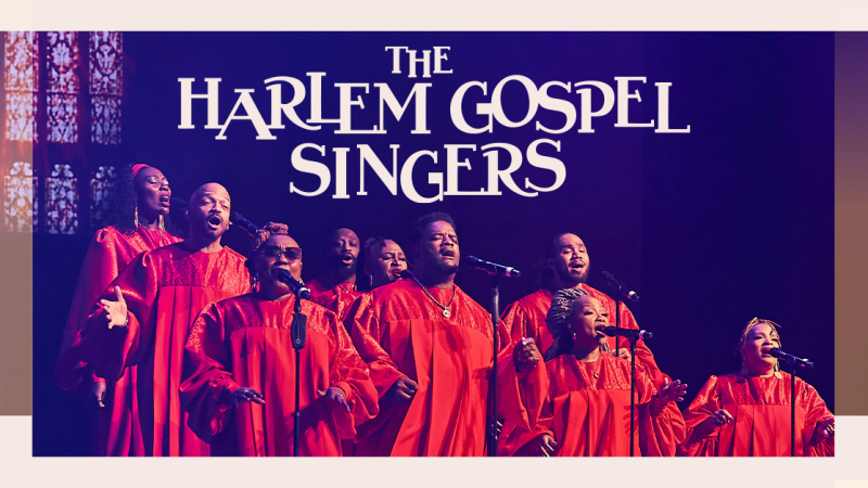 Die Harlem Gospel Singers in roten Gewändern singen leidenschaftlich auf der Bühne. Der Hintergrund ist dunkel, der Schriftzug "The Harlem Gospel Singers" ist sichtbar., © links im Bild Die Harlem Gospel Singers in roten Gewändern singen leidenschaftlich auf der Bühne. Der Hintergrund ist dunkel, der Schriftzug "The Harlem Gospel Singers" ist sichtbar., © links im Bild