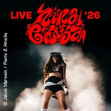 Frau auf einer B&uuml;hne, umgeben von Rauch. Oben steht 'Live 2026' in roter Schrift. Event f&uuml;r Kessel Festival 2026., &copy; links im Bild