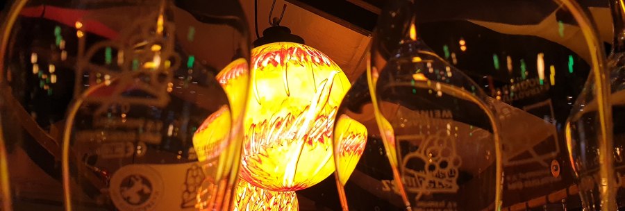 Weingläser reflektieren eine gelb-rote Lampe, die warmes Licht ausstrahlt. Die Szene wirkt gemütlich und einladend., © Weingut Ruoff Weingläser reflektieren eine gelb-rote Lampe, die warmes Licht ausstrahlt. Die Szene wirkt gemütlich und einladend., © Weingut Ruoff