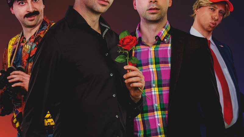 Vier M&auml;nner in verschiedenen Outfits und Posen. Einer h&auml;lt eine Rose, ein anderer tr&auml;gt eine rote Kappe. Der Hintergrund ist dunkel gehalten., &copy; Renitenztheater Stuttgart e.V.