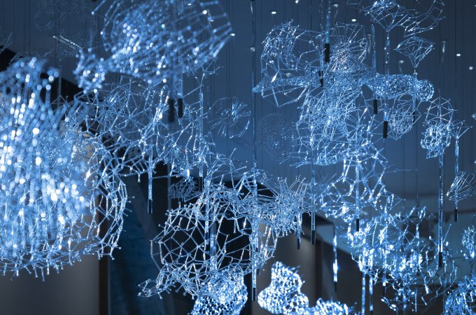 Leuchtende, netzartige Strukturen hängen von der Decke und erzeugen ein futuristisches Ambiente., © Landesmuseum Württemberg Leuchtende, netzartige Strukturen hängen von der Decke und erzeugen ein futuristisches Ambiente., © Landesmuseum Württemberg