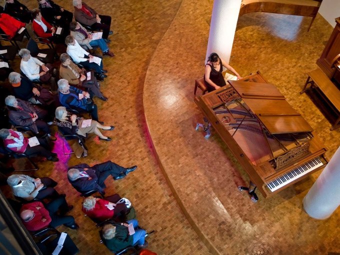 Eine Frau spielt Klavier in einem Konzertsaal, w&auml;hrend ein Publikum aufmerksam zuh&ouml;rt. Die Szene ist aus der Vogelperspektive aufgenommen., &copy; Landesmuseum W&uuml;rttemberg