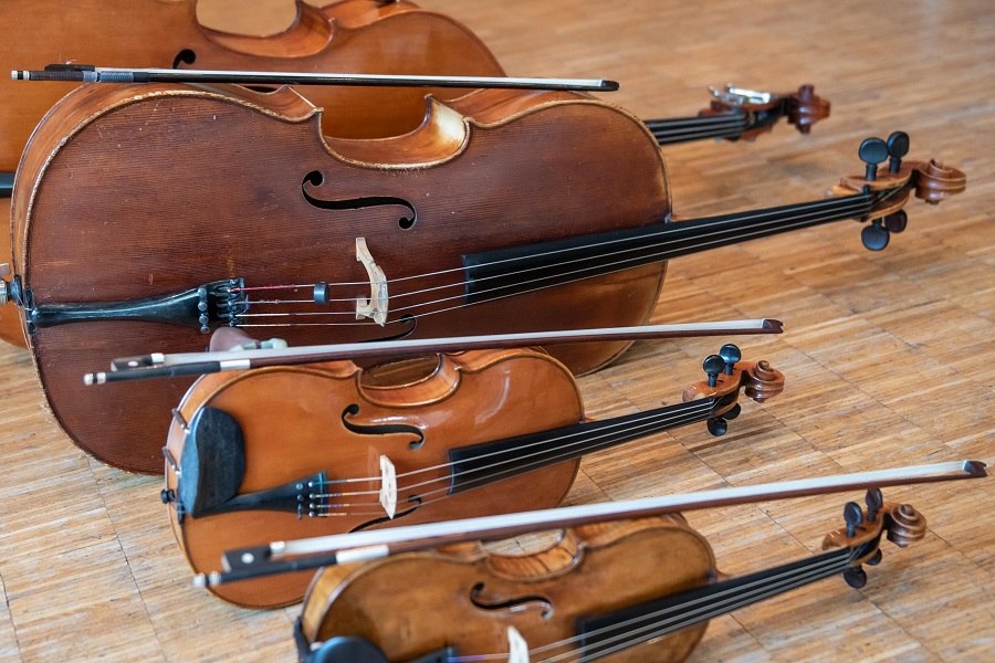 Die Instrumente gibt es f&uuml;r Kinder auch in kleinerer Form., &copy; Jens Volle