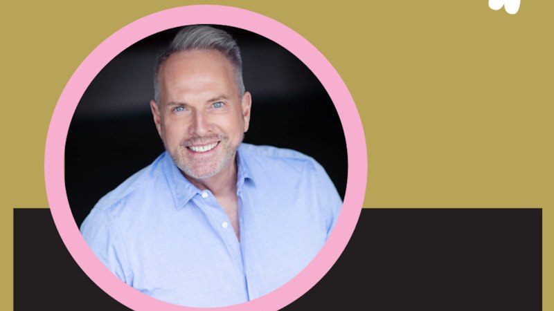 Ein Mann in einem wei&szlig;en Hemd l&auml;chelt freundlich in die Kamera. Der Hintergrund ist dunkel, was den Fokus auf sein Gesicht lenkt., &copy; Renitenztheater Stuttgart e.V.