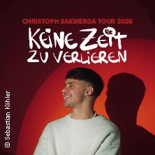 Ein Mann l&auml;chelt vor rotem Hintergrund. Text: "Christoph Sakwerda Tour 2026 - Keine Zeit zu verlieren"., &copy; links im Bild