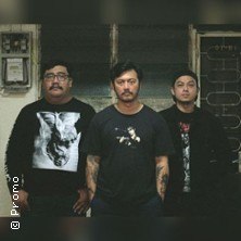 Drei Männer in dunkler Kleidung stehen vor einem Fenster und blicken ernst in die Kamera., © links im Bild Drei Männer in dunkler Kleidung stehen vor einem Fenster und blicken ernst in die Kamera., © links im Bild