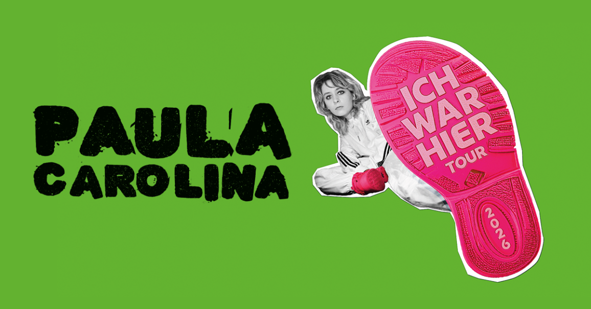 Gr&uuml;ne Grafik mit dem Schriftzug 'Paula Carolina' und einem pinken Schuhabdruck mit 'Ich war hier Tour 2026'. Eine Person in wei&szlig;em Outfit ist abgebildet., &copy; links im Bild