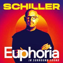 Plakat für Schillers Euphoria Tour 2026. Eine Person vor einem stilisierten Sonnenuntergang, mit Text 'Euphoria' und 'In Surround Sound'., © links im Bild Plakat für Schillers Euphoria Tour 2026. Eine Person vor einem stilisierten Sonnenuntergang, mit Text 'Euphoria' und 'In Surround Sound'., © links im Bild