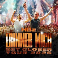 Zwei Musiker jubeln auf einer Bühne vor einem großen Publikum. Der Schriftzug 'HBz ERINNER MICH Get Closer Tour 2026' ist prominent zu sehen., © links im Bild