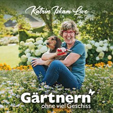 Eine Frau sitzt lächelnd mit einem Hund in einem blühenden Garten. Der Text "Gärtnern ohne viel Geschiss" ist im Bild zu sehen., © links im Bild