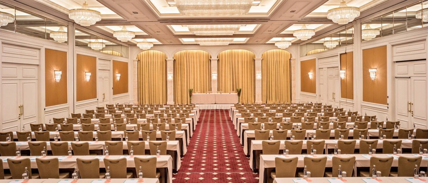 Eleganter Konferenzraum im Le Méridien Stuttgart mit Tischen, Stühlen, Kronleuchtern und goldenen Vorhängen. Perfekt für große Veranstaltungen., © Hotel Le Méridien Eleganter Konferenzraum im Le Méridien Stuttgart mit Tischen, Stühlen, Kronleuchtern und goldenen Vorhängen. Perfekt für große Veranstaltungen., © Hotel Le Méridien