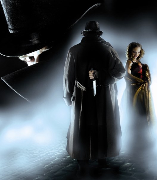 A man in a coat and hat holds a knife while a woman in a red dress stands next to him. The scene is surrounded by fog., © Gruseldinner GmbH & Co. KG A man in a coat and hat holds a knife while a woman in a red dress stands next to him. The scene is surrounded by fog., © Gruseldinner GmbH & Co. KG