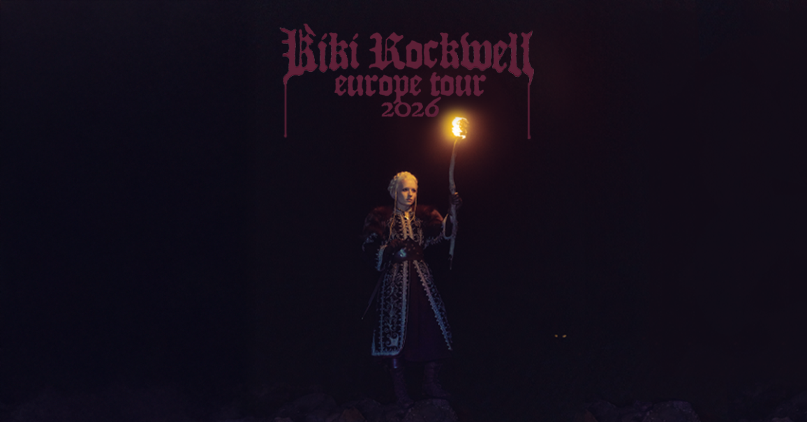 Eine Person in mittelalterlicher Kleidung h&auml;lt eine Fackel in der Dunkelheit. Dar&uuml;ber steht "Kiki Rockwell Europe Tour 2026" in gotischer Schrift., &copy; links im Bild