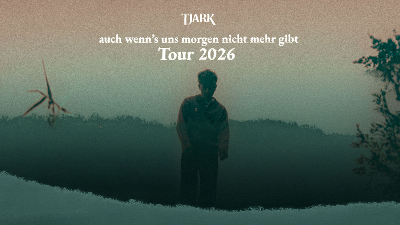 Ein Mann steht in einer düsteren Landschaft. Text: 'TJARK - auch wenn's uns morgen nicht mehr gibt Tour 2026'., © links im Bild