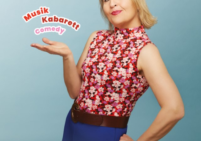 Frau in bunter Kleidung vor blauem Hintergrund. Text: Annette Kruhl, Musik Kabarett Comedy, Vom Karma-Coach ins Kuschel-Camp., © Renitenztheater Stuttgart e.V. Frau in bunter Kleidung vor blauem Hintergrund. Text: Annette Kruhl, Musik Kabarett Comedy, Vom Karma-Coach ins Kuschel-Camp., © Renitenztheater Stuttgart e.V.