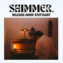 Ein Mann spielt Klavier in einem stimmungsvoll beleuchteten Raum. Oben steht "SHIMMER. RELEASE-SHOW STUTTGART"., © links im Bild Ein Mann spielt Klavier in einem stimmungsvoll beleuchteten Raum. Oben steht "SHIMMER. RELEASE-SHOW STUTTGART"., © links im Bild