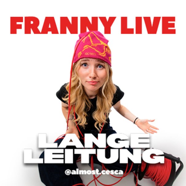Eine Frau mit pinker Mütze sitzt vor einer Kabelrolle und ist von Kabeln umgeben. Der Hintergrund ist weiß, der Text "Franny Live - Lange Leitung" ist zu sehen., © Theaterhaus Stuttgart e.V.