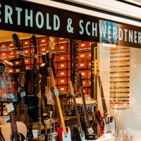 Schaufenster des Musikhauses Berthold & Schwerdtner mit Gitarren und anderen Instrumenten ausgestellt., &copy; Stuttgart-Marketing GmbH, Sarah Schmid
