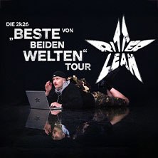 Ein Mann liegt mit einem Laptop auf dem Boden. Text zur 'Beste von beiden Welten' Tour von Ritter Lean ist zu sehen., © links im Bild Ein Mann liegt mit einem Laptop auf dem Boden. Text zur 'Beste von beiden Welten' Tour von Ritter Lean ist zu sehen., © links im Bild