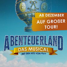 Werbung für das Musical 'Abenteuerland' mit einem Heißluftballon am Himmel und der Ankündigung einer Tour ab Dezember., © links im Bild Werbung für das Musical 'Abenteuerland' mit einem Heißluftballon am Himmel und der Ankündigung einer Tour ab Dezember., © links im Bild