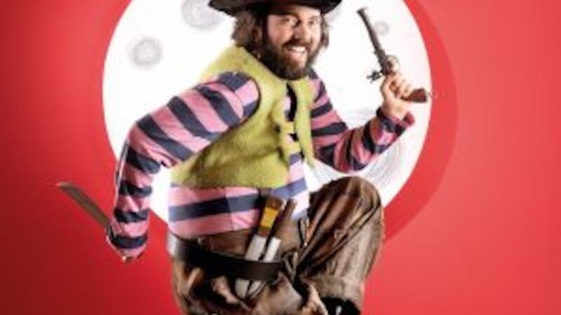 Ein Mann in bunter Kleidung und Hut springt vor einem Mond auf rotem Hintergrund. Er hält eine Pistole und ein Messer., © Altes Schauspielhaus und Komödie im Marquardt e.V.