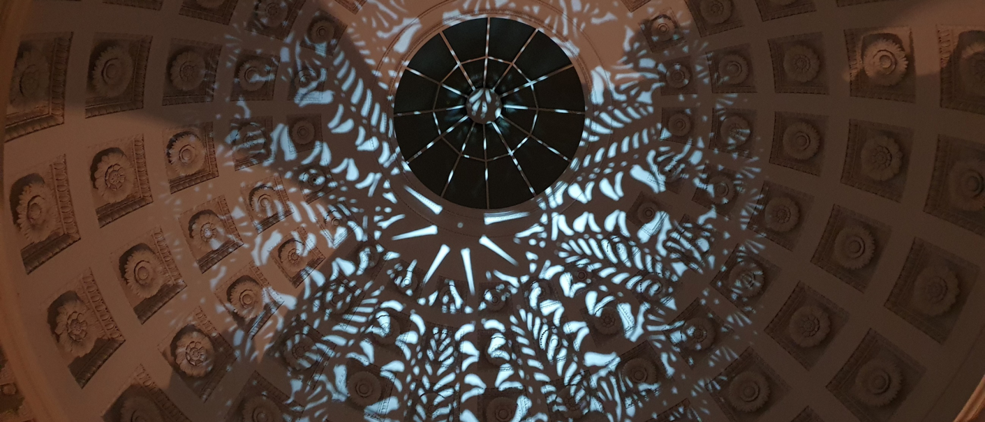 The dome of the burial chapel on the Württemberg hill features artistic light projections that cast floral patterns onto the ceiling., © SSG, Katrin Wagner