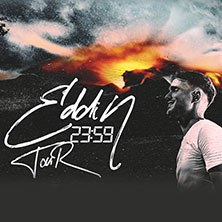 Ein Mann im Profil vor einem dramatischen Himmel. Der Schriftzug 'Eddin 23:59 Tour' ist prominent zu sehen., © links im Bild Ein Mann im Profil vor einem dramatischen Himmel. Der Schriftzug 'Eddin 23:59 Tour' ist prominent zu sehen., © links im Bild
