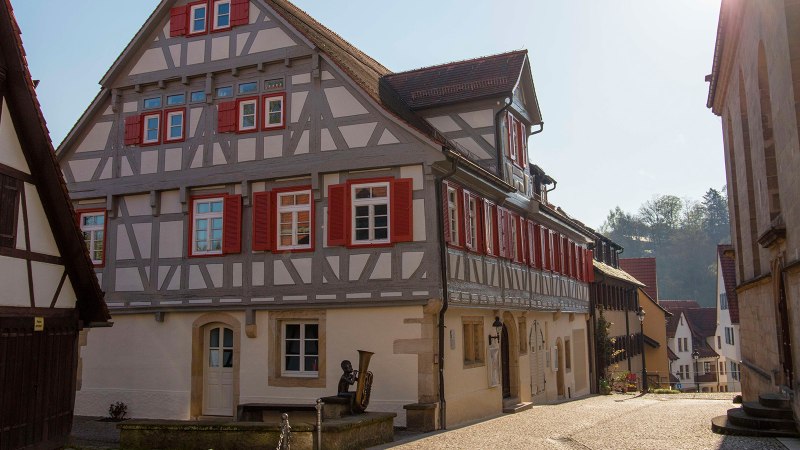 Half-timbered houses in Waldenbuch with red shutters, sunny day, narrow alley, historic architecture., © Stuttgart-Marketing GmbH, Achim Mende Half-timbered houses in Waldenbuch with red shutters, sunny day, narrow alley, historic architecture., © Stuttgart-Marketing GmbH, Achim Mende